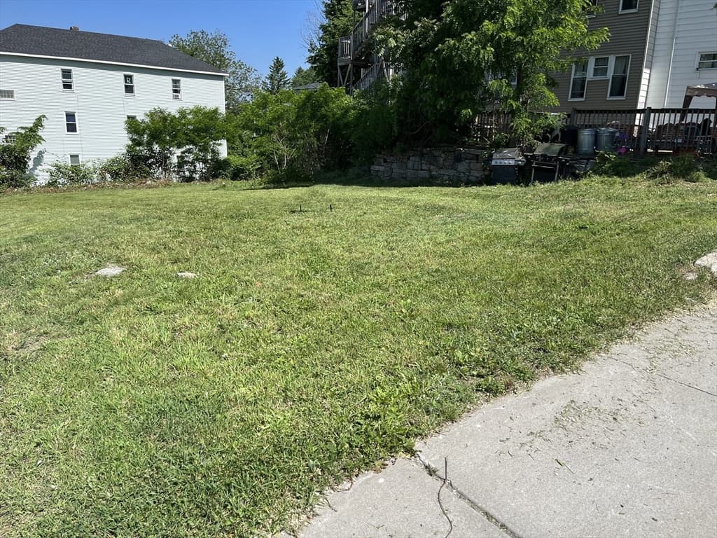 114 Lincoln St photo 2