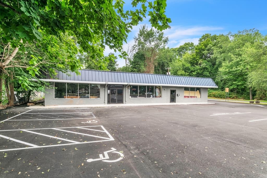1654 Riverdale photo 2
