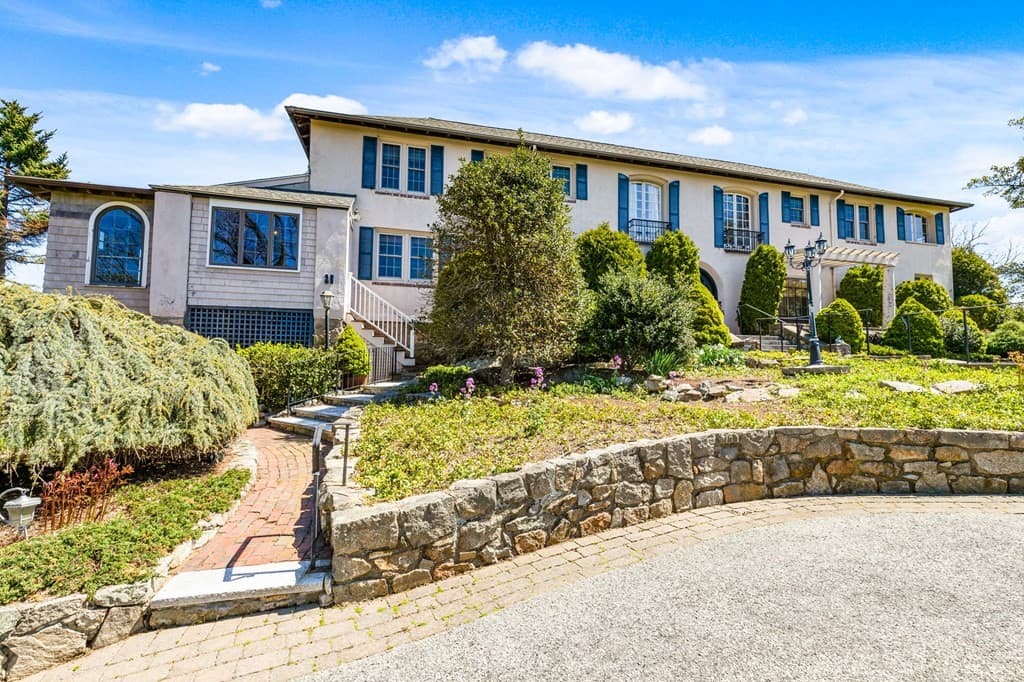 25 Hobart Ln photo 2