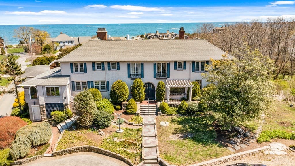 25 Hobart Ln