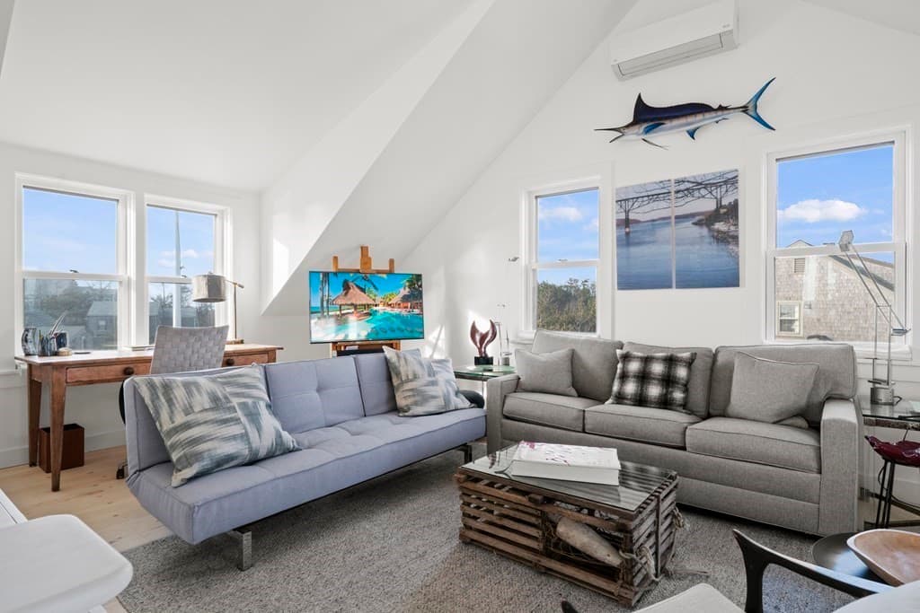 8 Maine Avenue photo 3