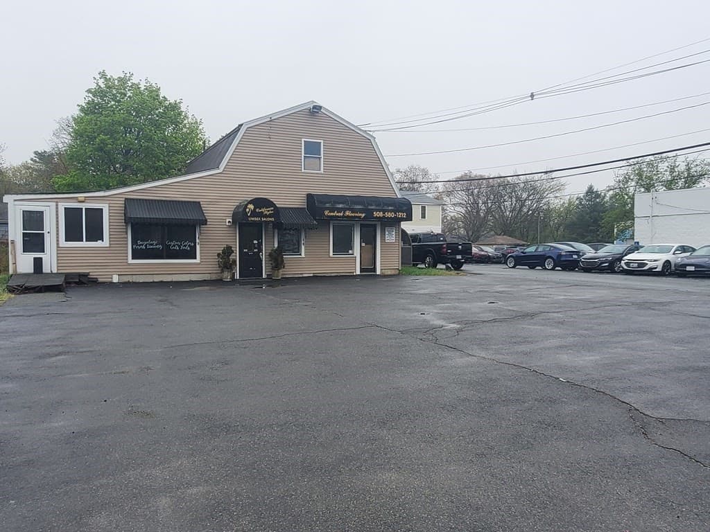 1574 Main St photo 2