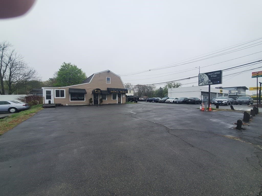 1574 Main St photo 3
