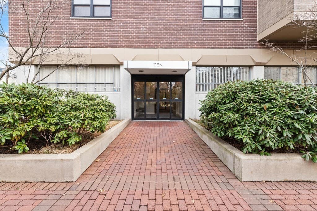 10 Hawthorne #106