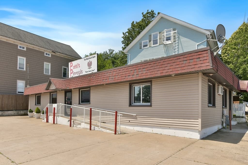 1019 South Main photo 2