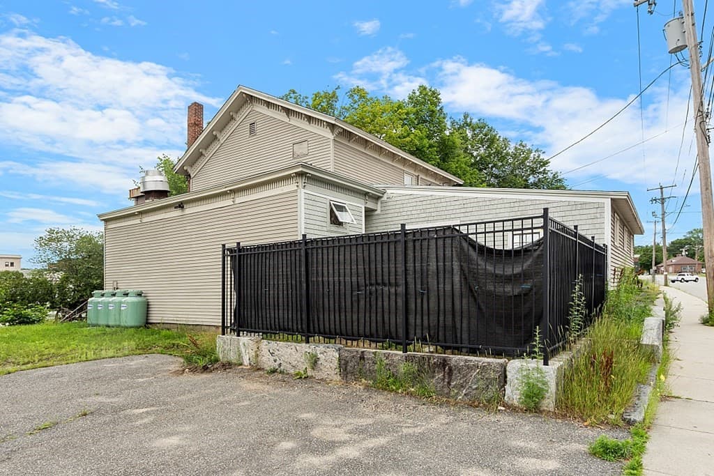 460 South St photo 4
