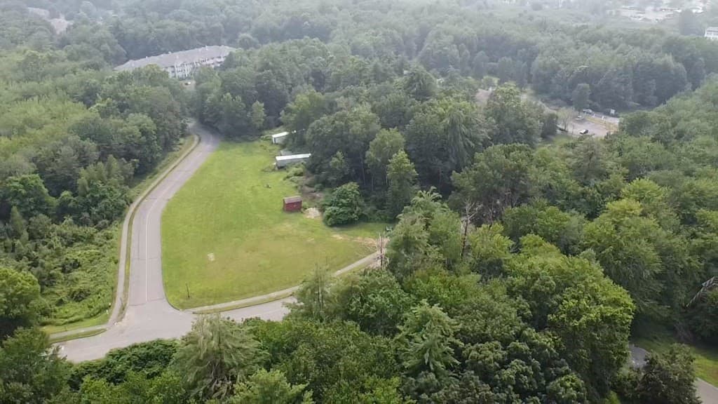 30 Greenleaves Dr photo 4