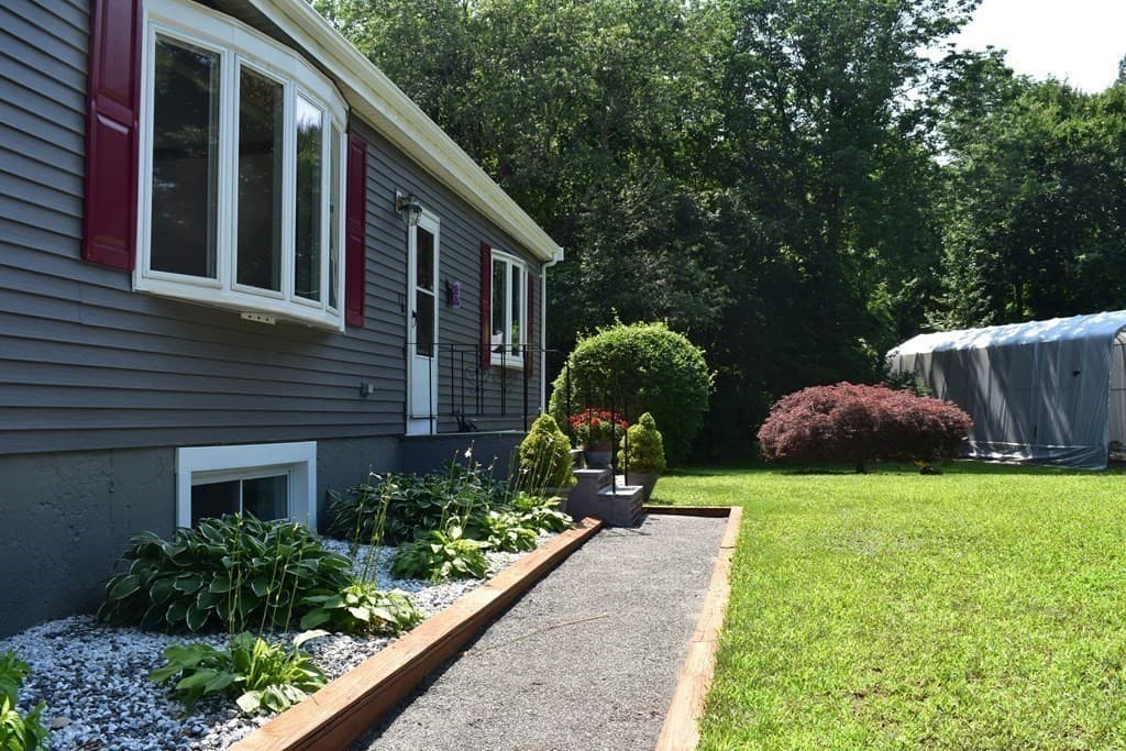 77 Pleasant Street photo 4