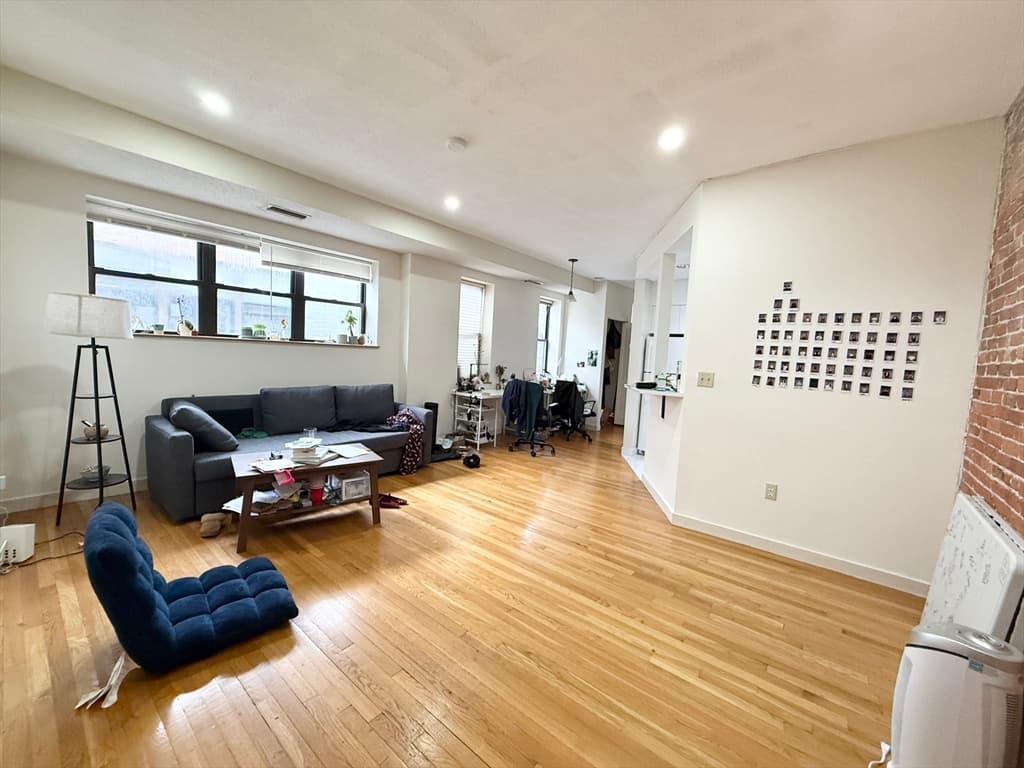 73 Gainsborough #302 photo 4