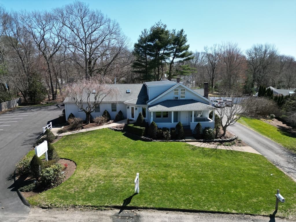 567 N Bedford St photo 2
