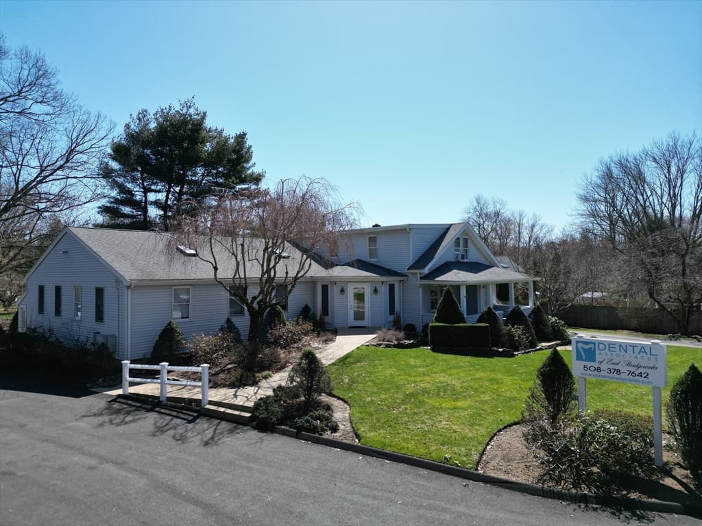 567 N Bedford St photo 2