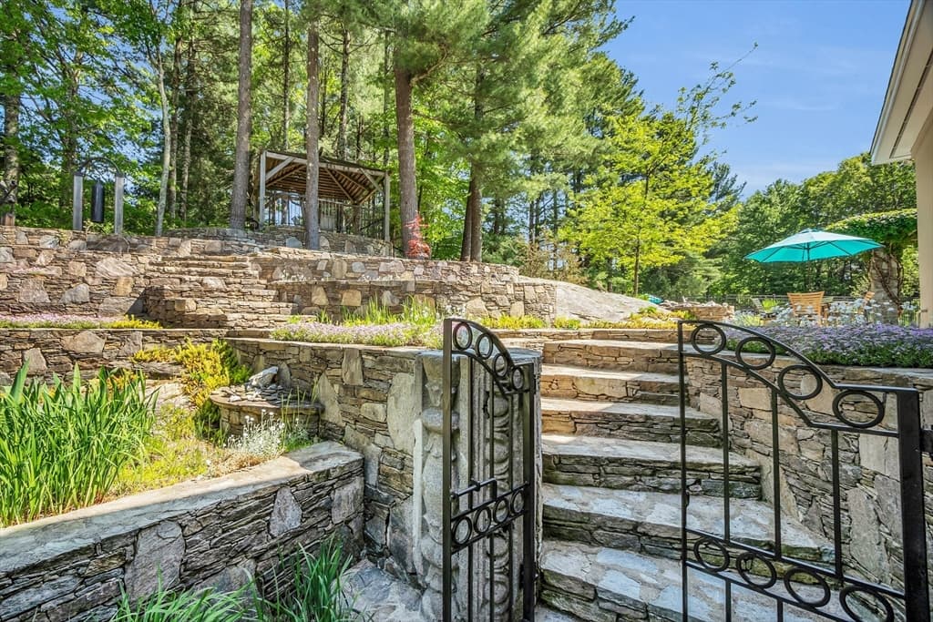 11 Silver Ledge Dr photo 2