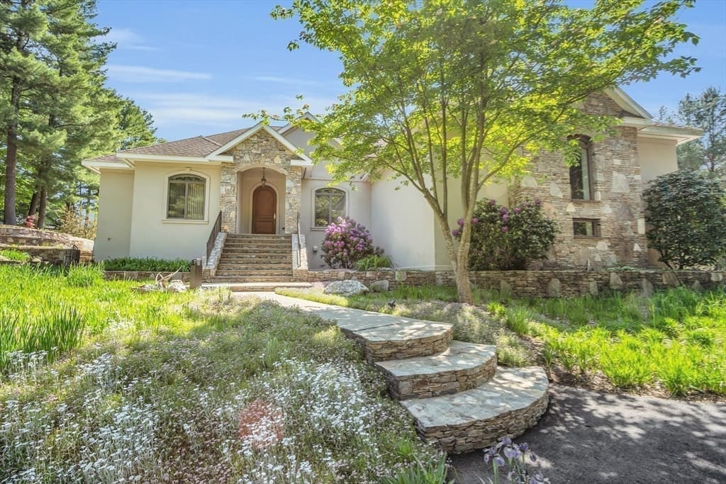11 Silver Ledge Dr