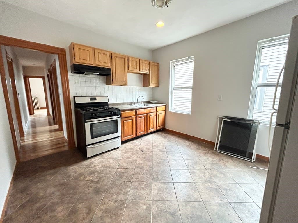 18 Eastman St #3