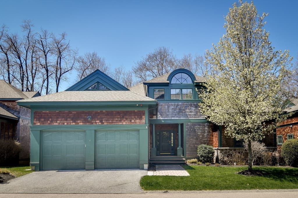 4 Hawthorne Ln #4