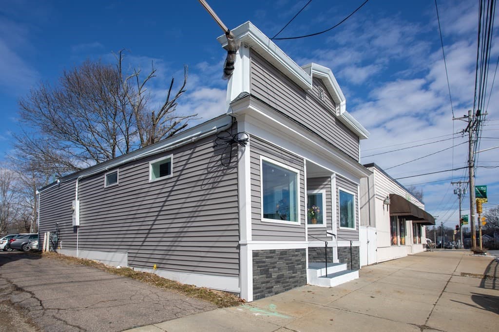 562 Washington St photo 5