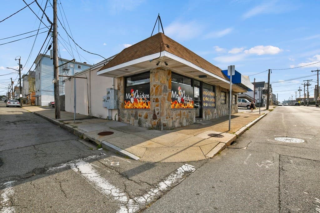 652 Bedford St