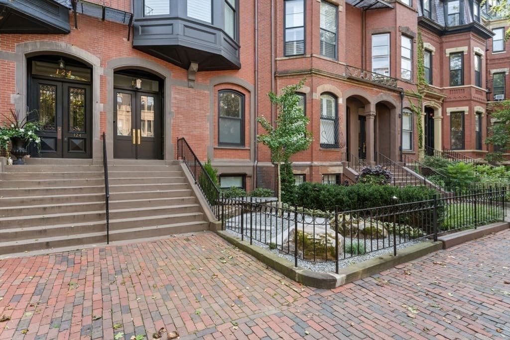 126 Marlborough St photo 3