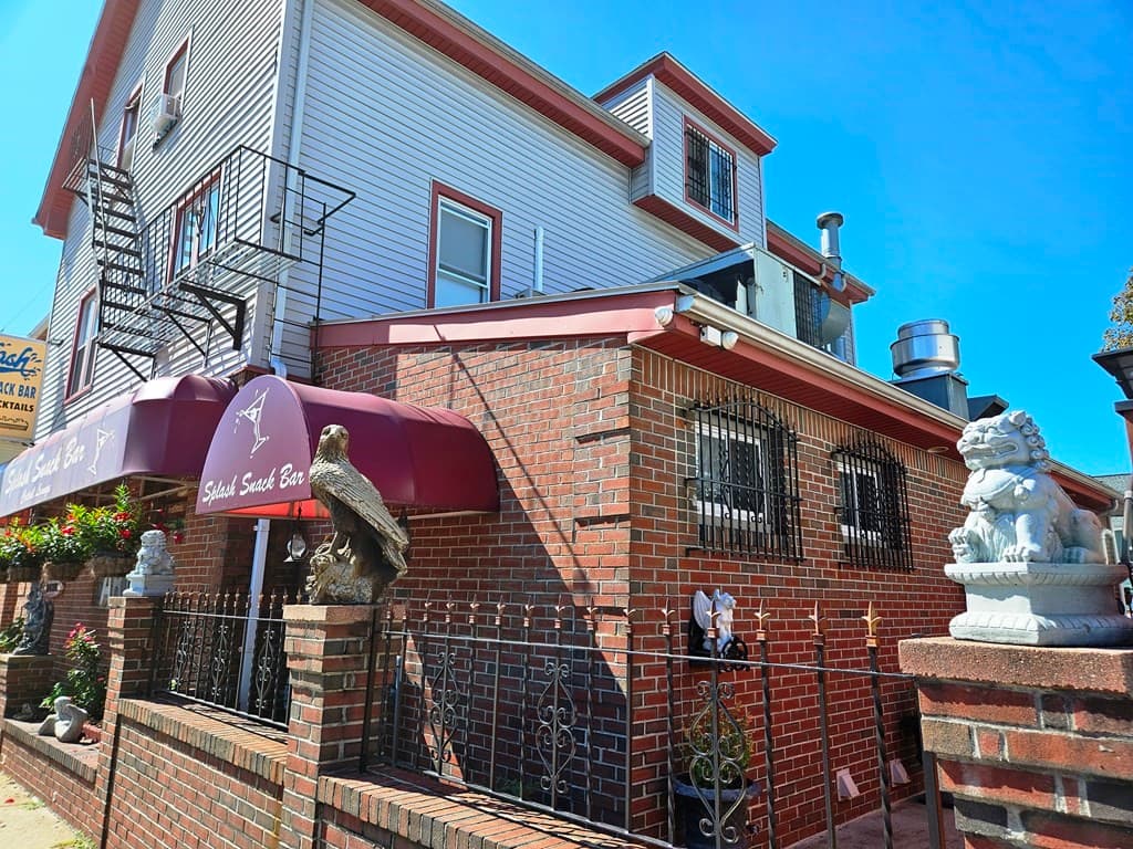 546 Lonsdale Ave photo 2