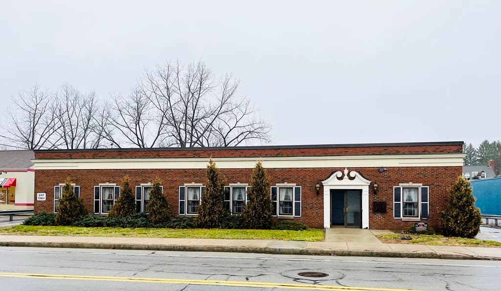 115 E Main St photo 2