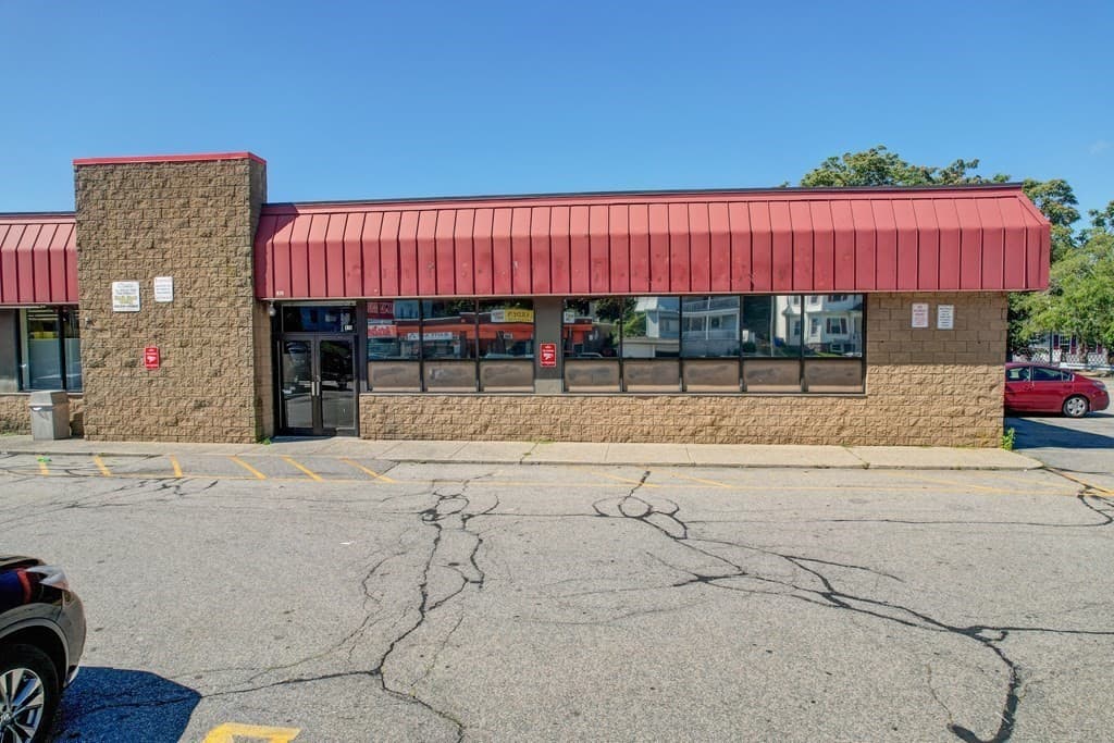 870 N Main St photo 3