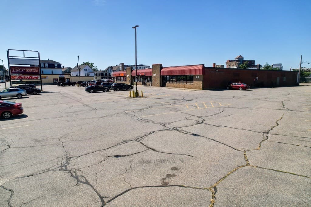 870 N Main St photo 4