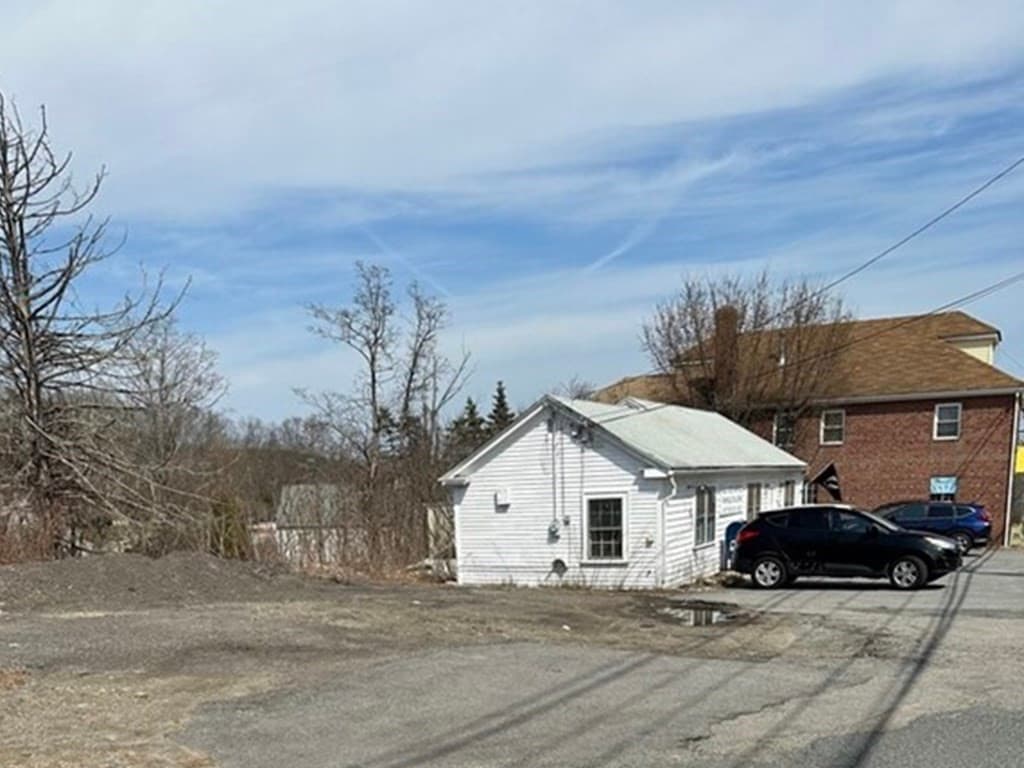 69 Turnpike Rd photo 3