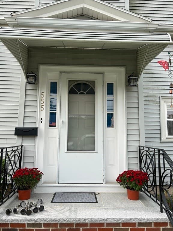 555 Beech St photo 2
