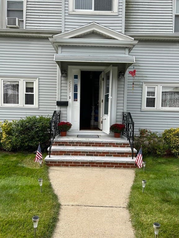 555 Beech St photo 3