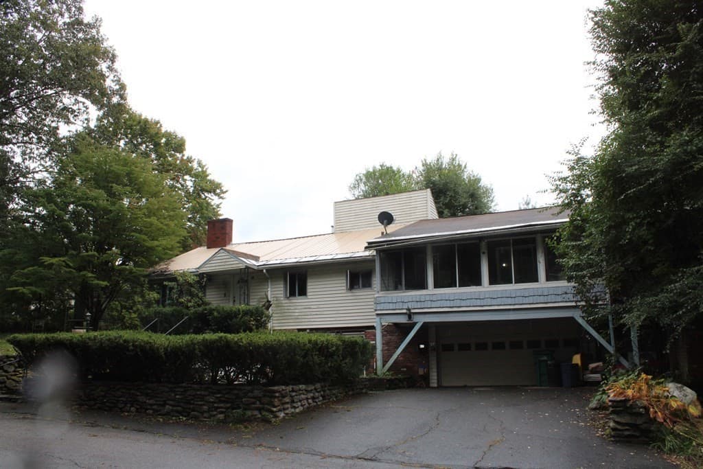 87 Bellevue Dr E photo 2