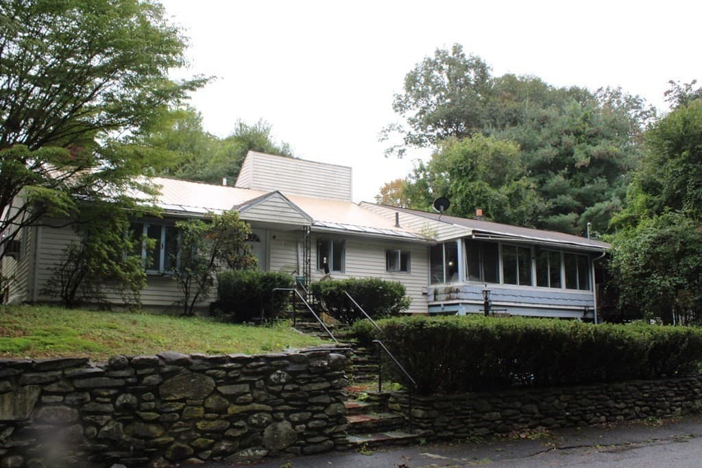 87 Bellevue Dr E