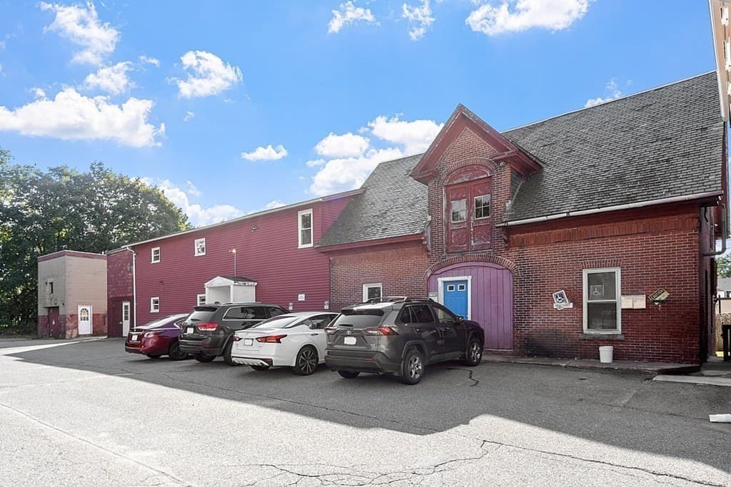 394 Elm St photo 2