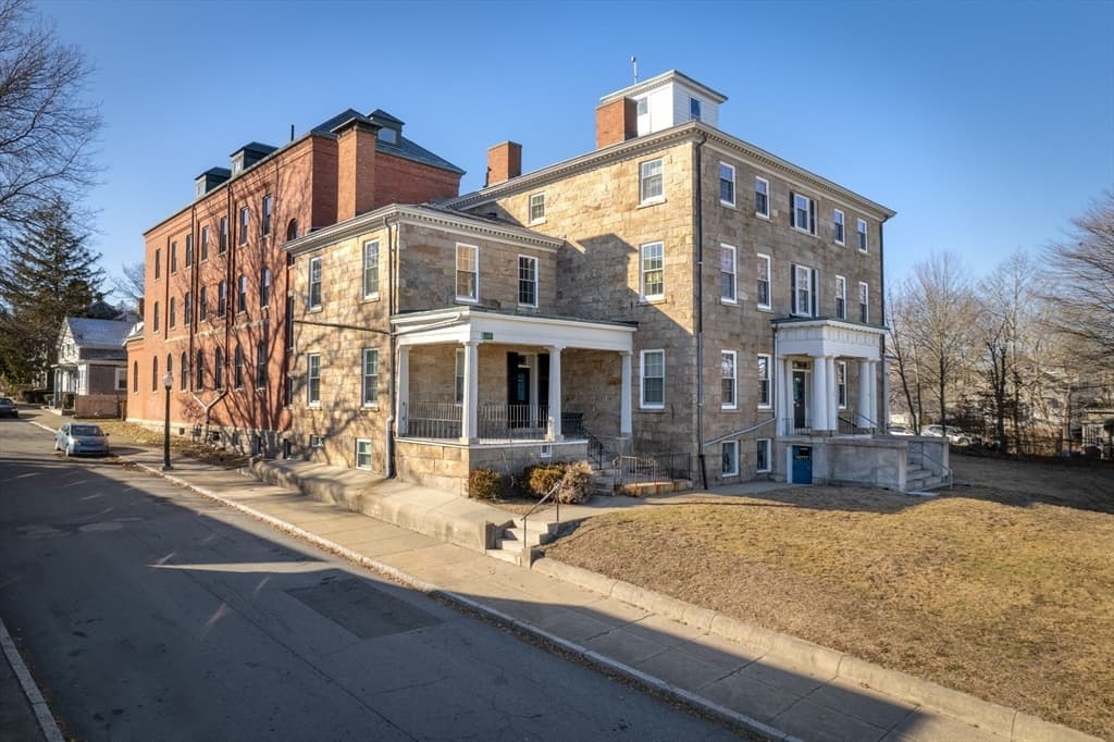 1061 Pleasant Street photo 2