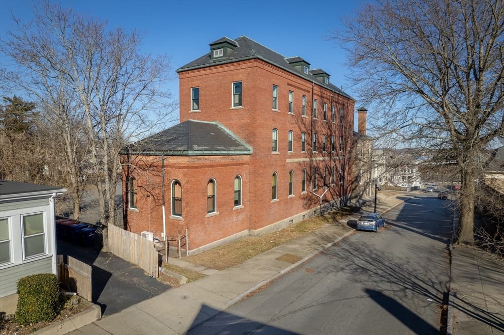 1061 Pleasant Street photo 3