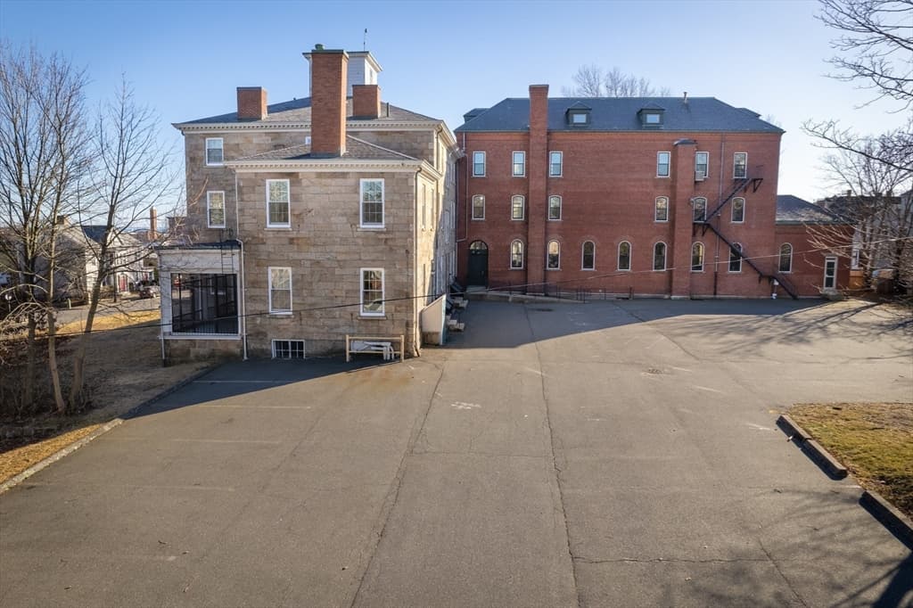 1061 Pleasant Street photo 4