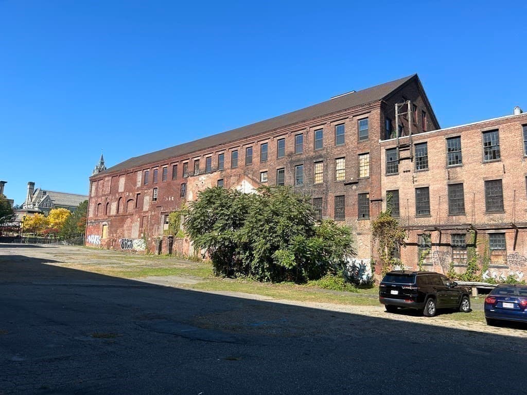 382 Dwight St photo 3