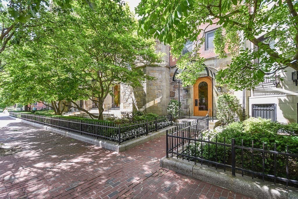 492 Beacon #82