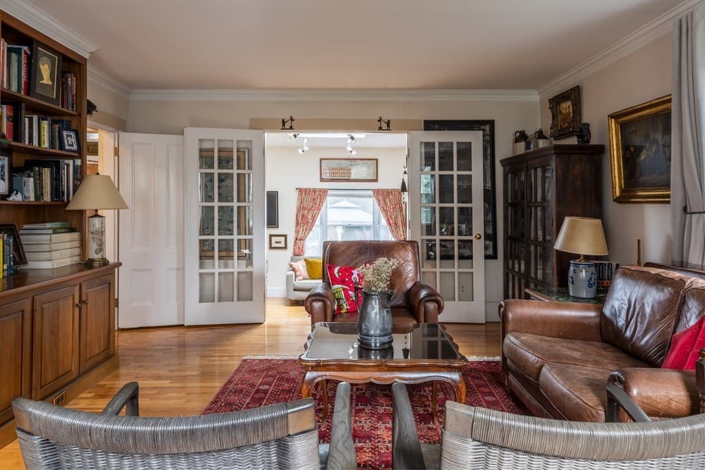 1929 Beacon St photo 3