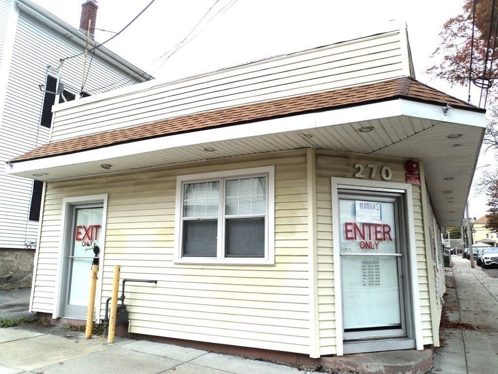 270 Seabury St photo 5