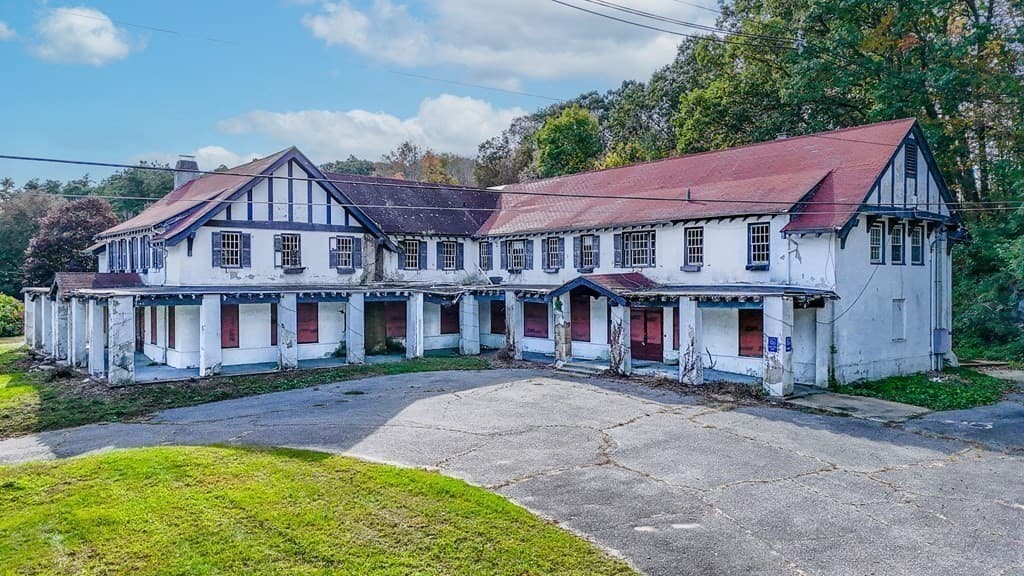 240 Worcester Road photo 2