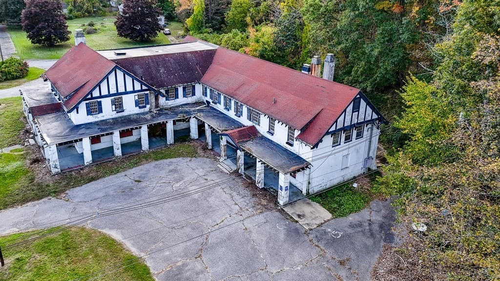 240 Worcester Road photo 3
