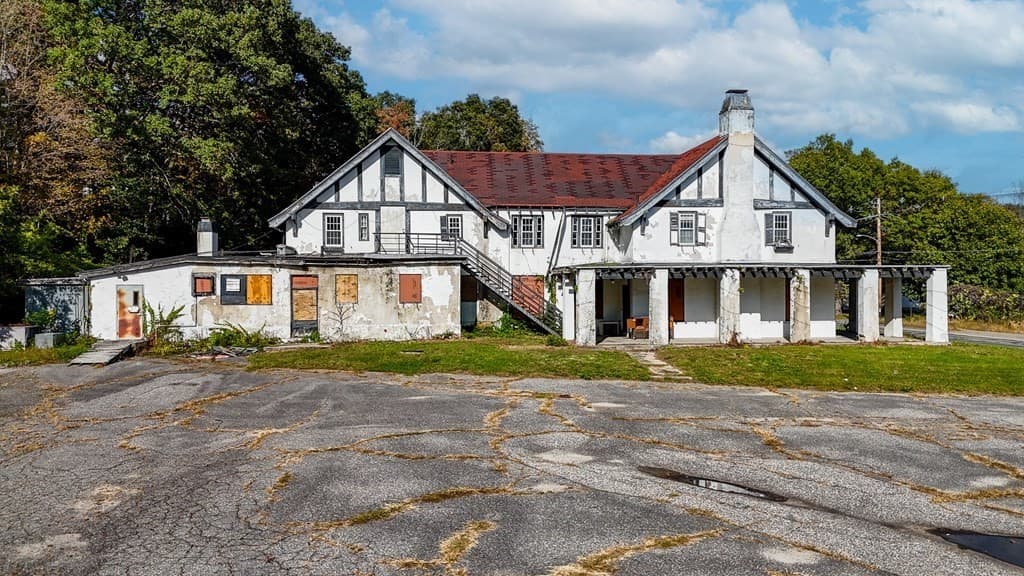 240 Worcester Road photo 4