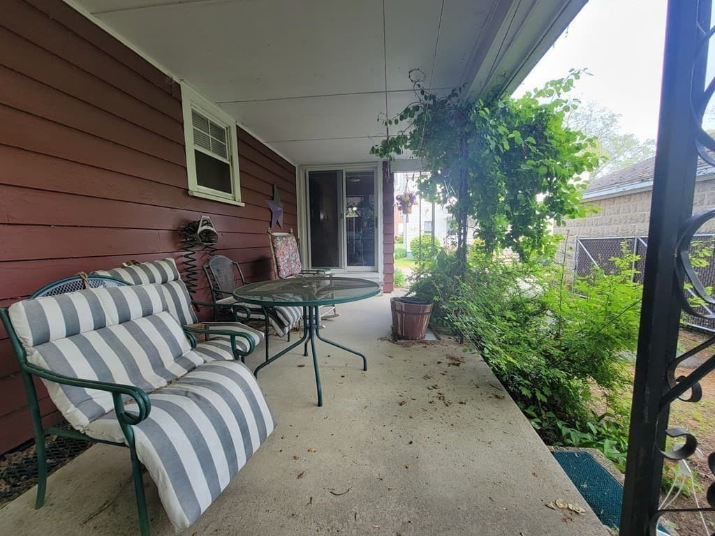 13 Sullivan Ave photo 4