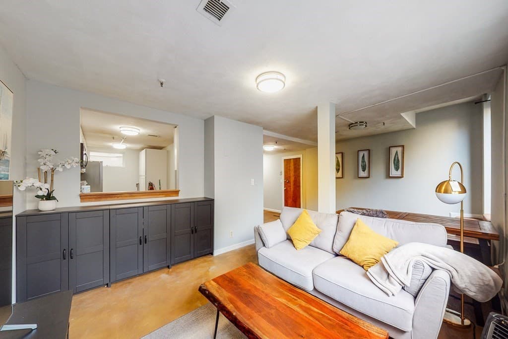 1427 Commonwealth Ave #103