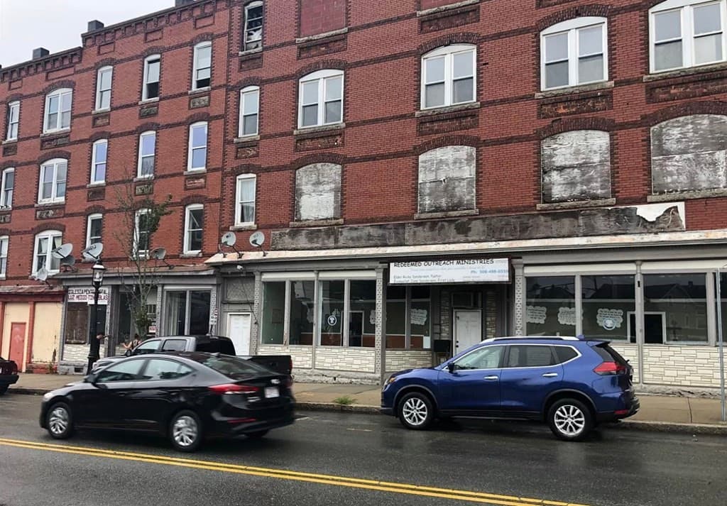 1270 Pleasant St photo 3