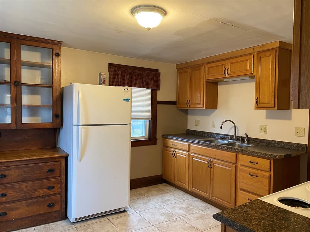 260 Silver St photo 3