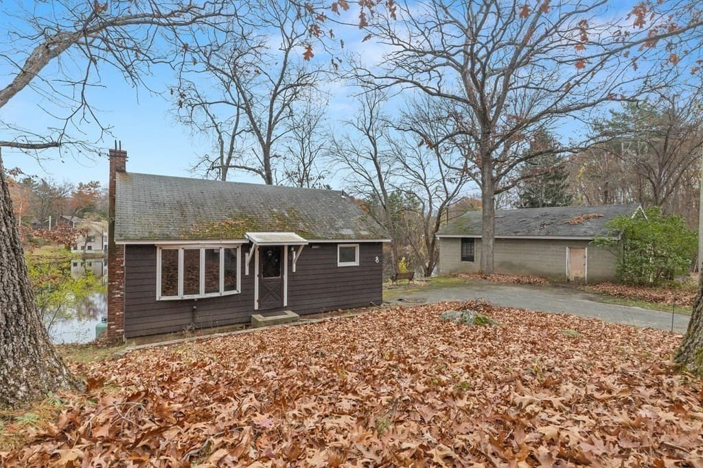 8 Johns Ave photo 3