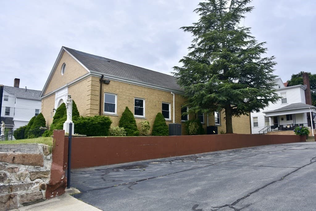 1211 Pleasant St photo 2