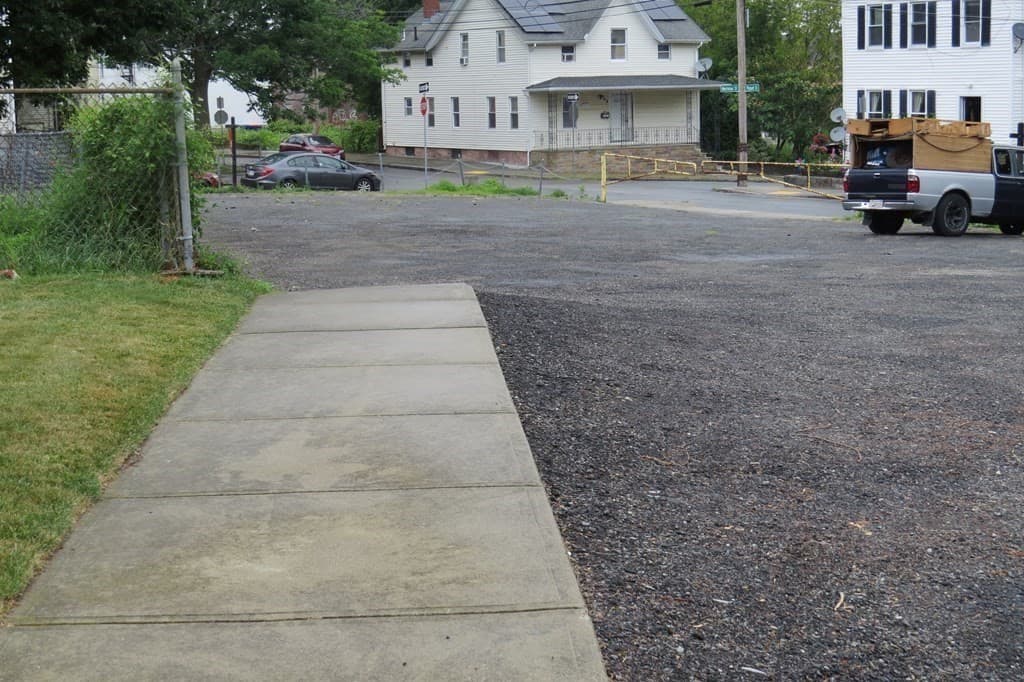 1235 Pleasant St photo 4