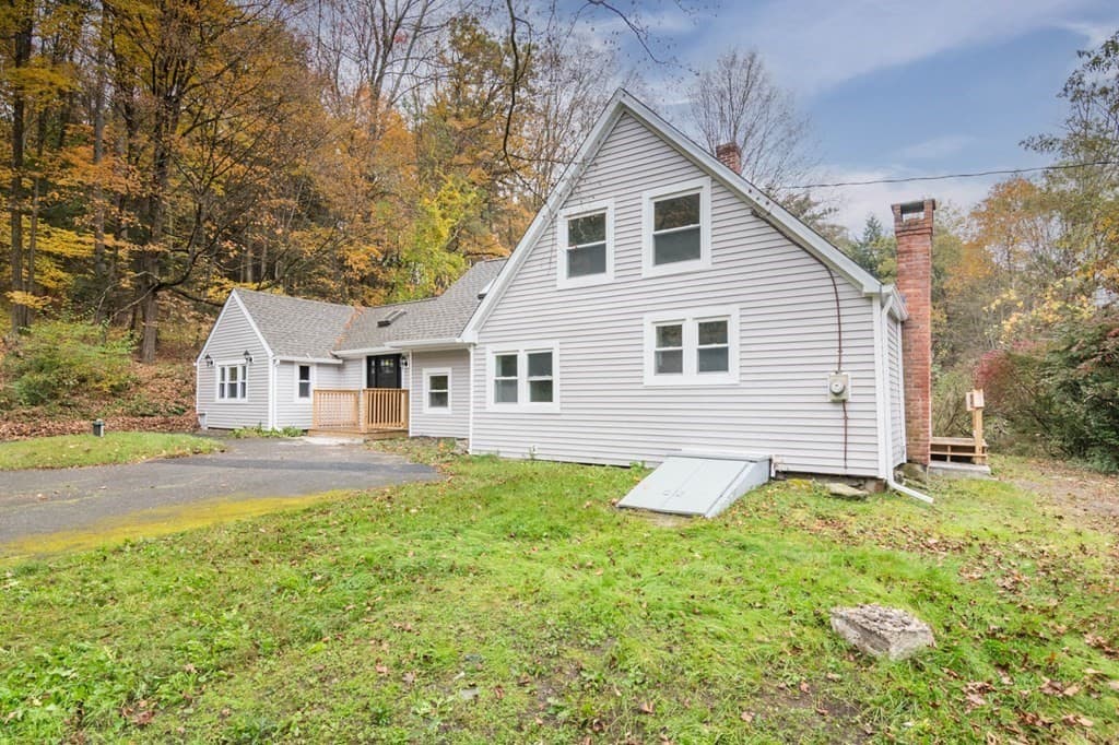 672 Lampblack Rd photo 2
